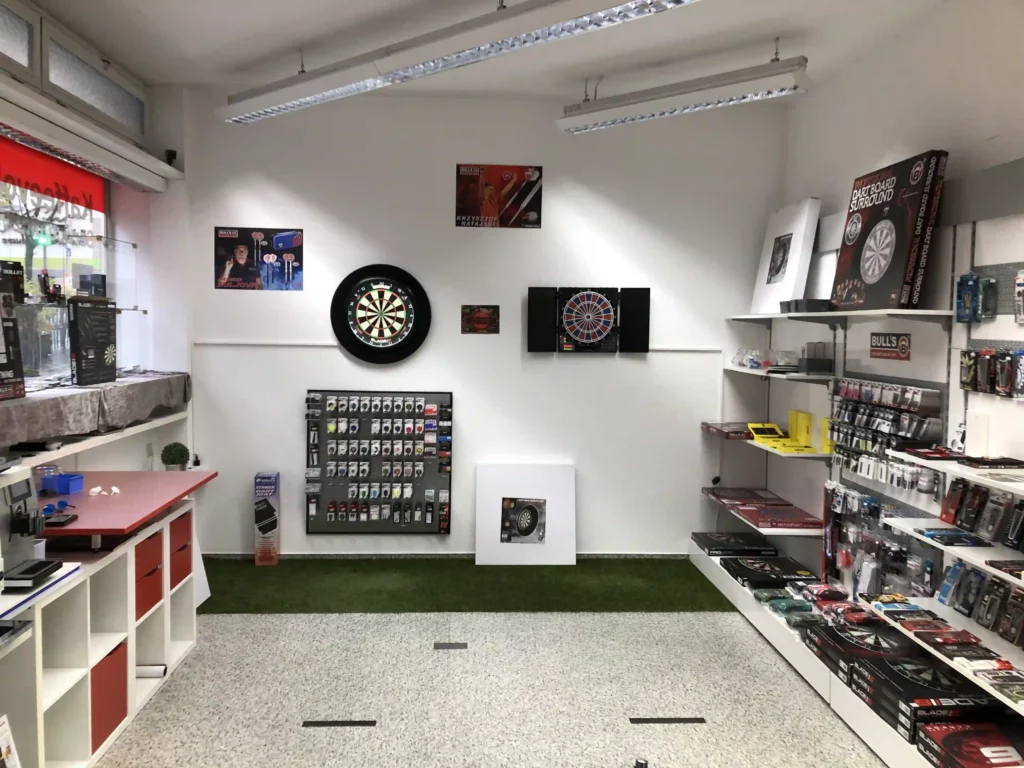 Üben Sie in der Dart-Ecke im Dartshop Stuttgart das Werfen mit dem Dartpfeil auf die Dartscheibe.
