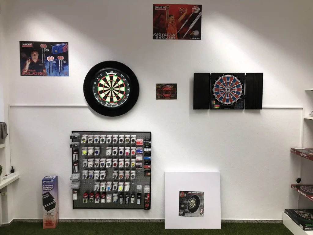 In der Wurf-Ecke im Dartshop in Stuttgart kann man mit Dartpfeilen und Dartscheiben üben.